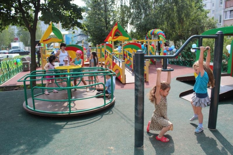 В Московской области с начала года построено и обновлено свыше 450 детских площадок