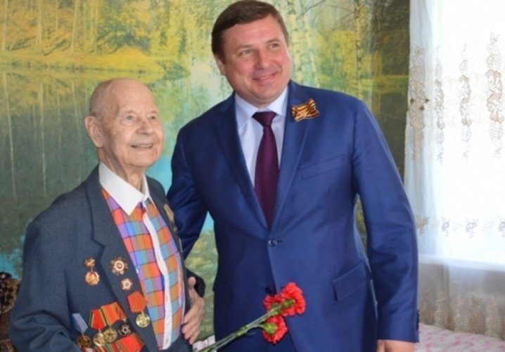 Депутат Московской областной Думы Евгений Аксаков поздравил ветеранов Хорлово с Днём Победы!